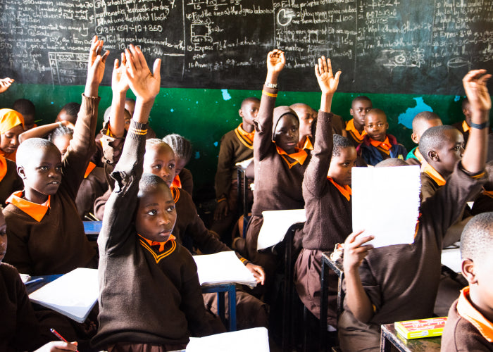 学校で授業を受けている生徒