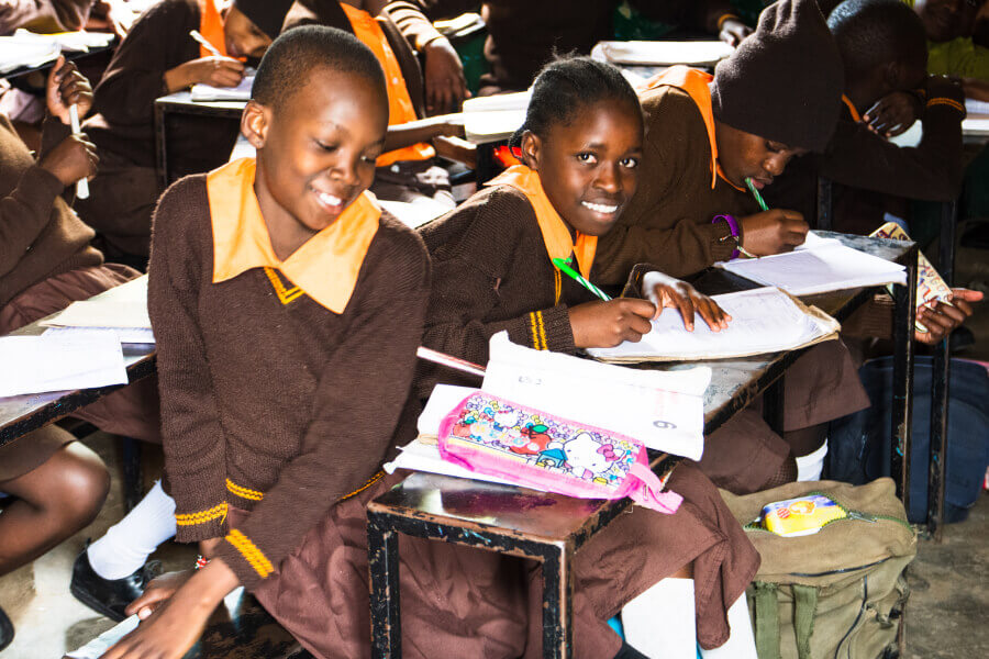 学校で授業を受ける生徒たち