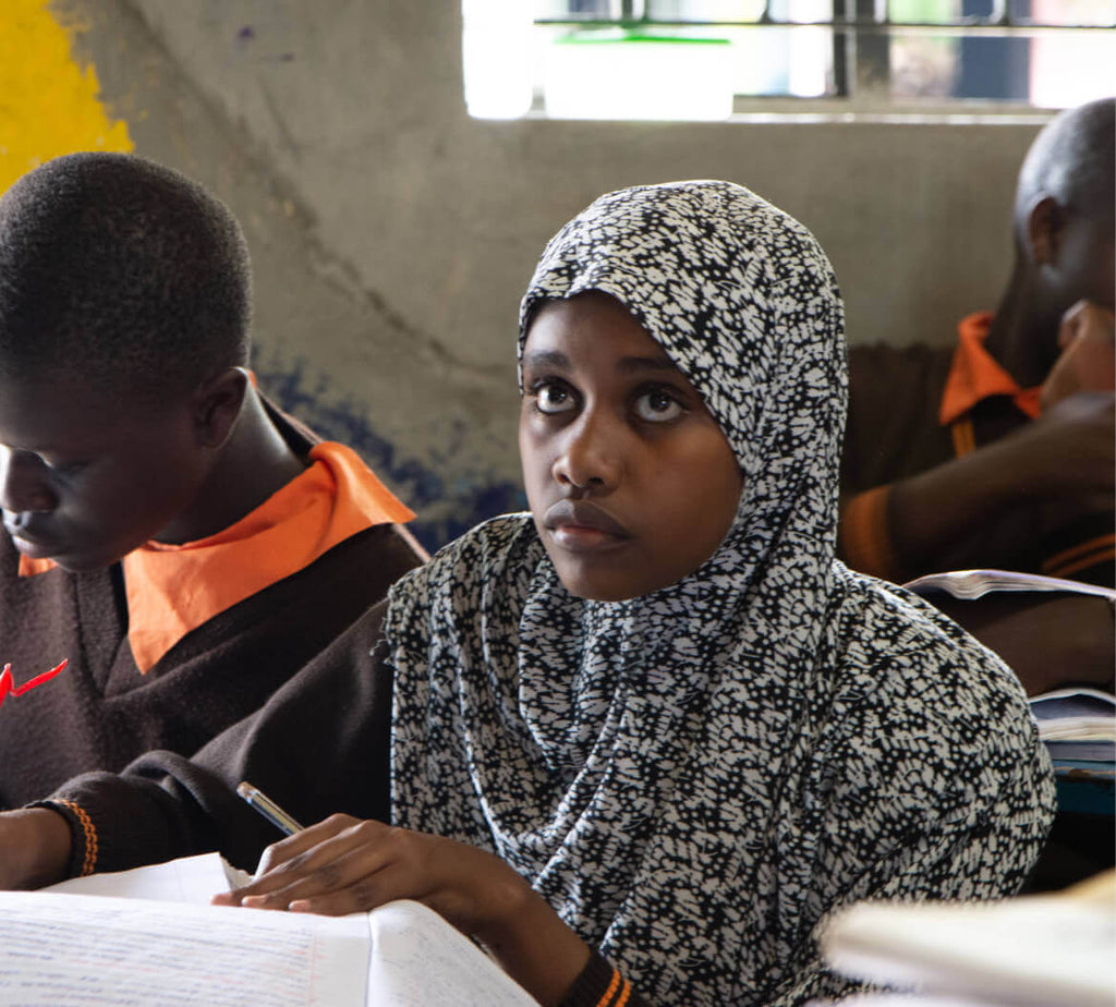 学校で授業を受けている女の子